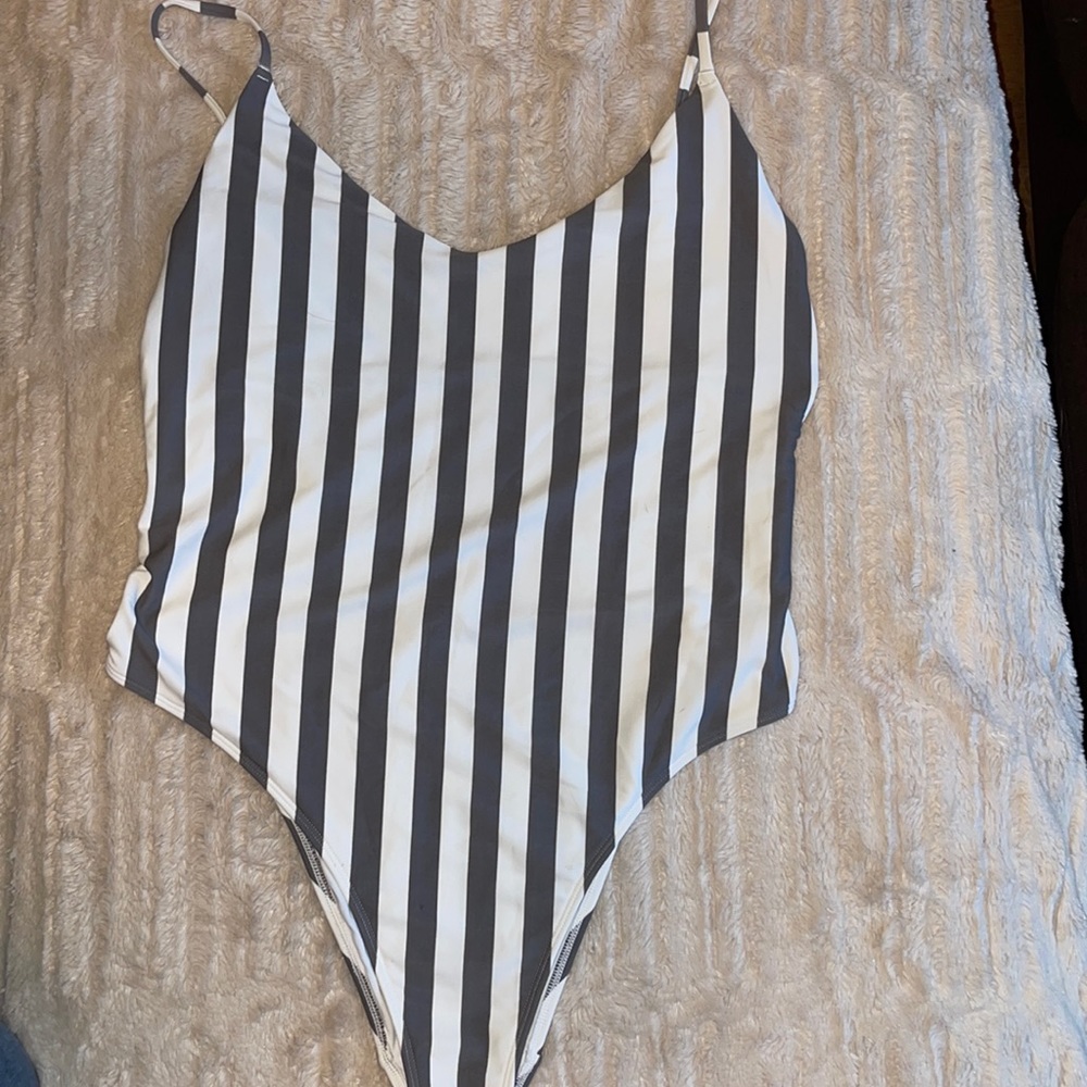 Aerie vertical gray and white one piece with side cut outs women’s XLg cheeky